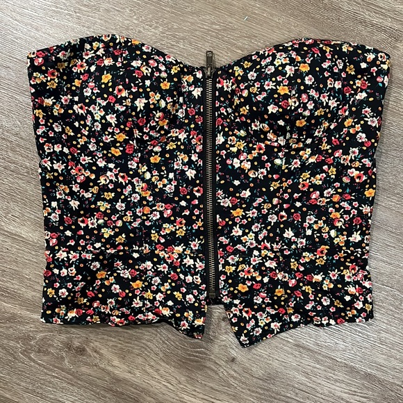 Floral crop top. Size S. Adorable and never worn. - Picture 2 of 3